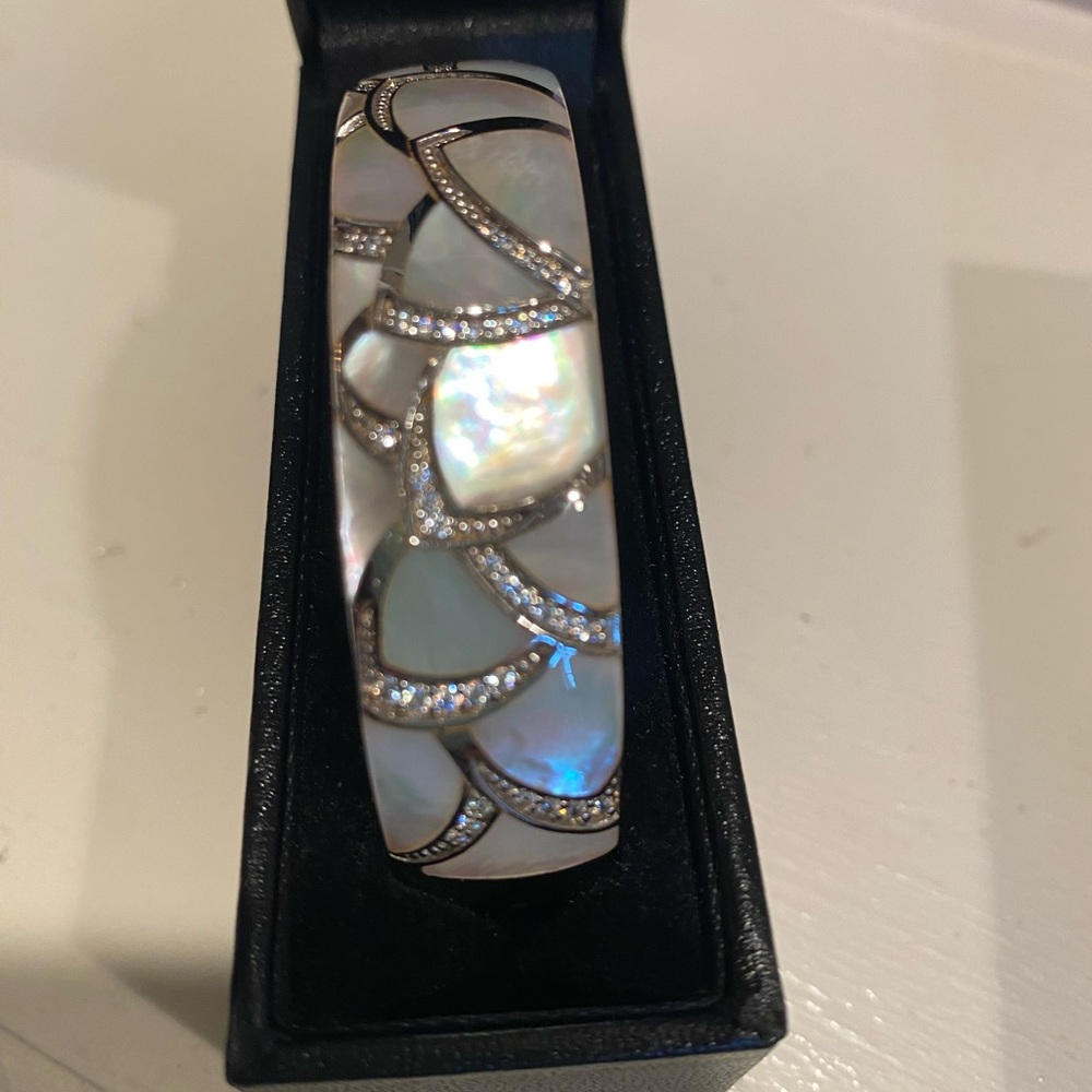 Ladies 7” bracelet with box catch with a figure 8 safety clasp